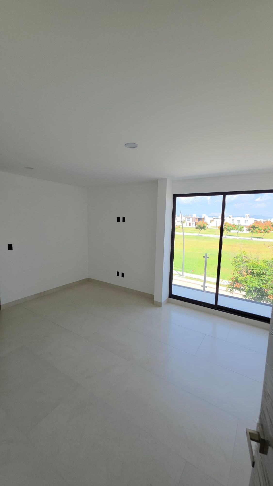 Recámara con vista exterior en casa en venta Mayorca Residencial León
