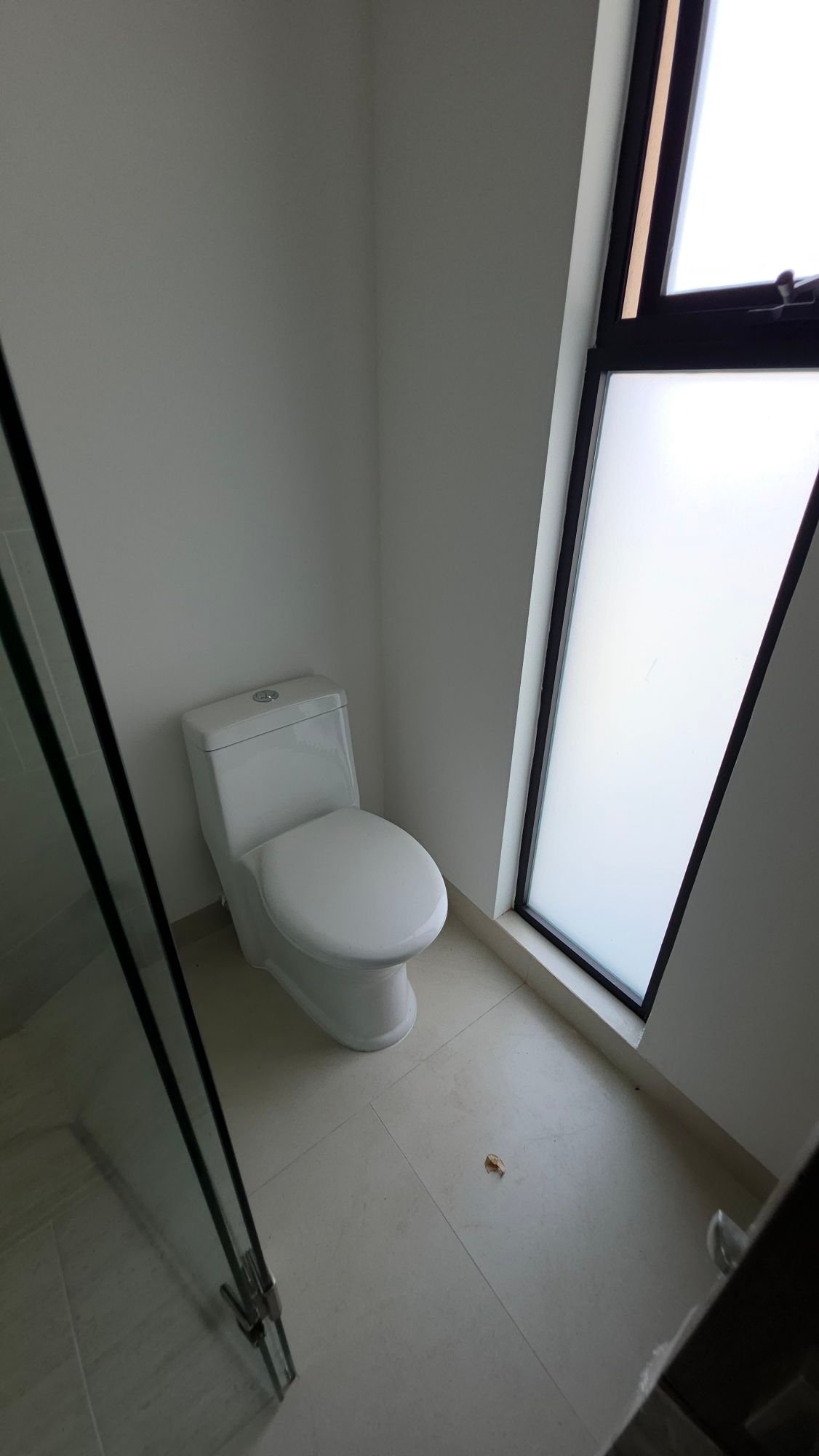 Sanitario y acabados en baño de casa en venta Mayorca Residencial León