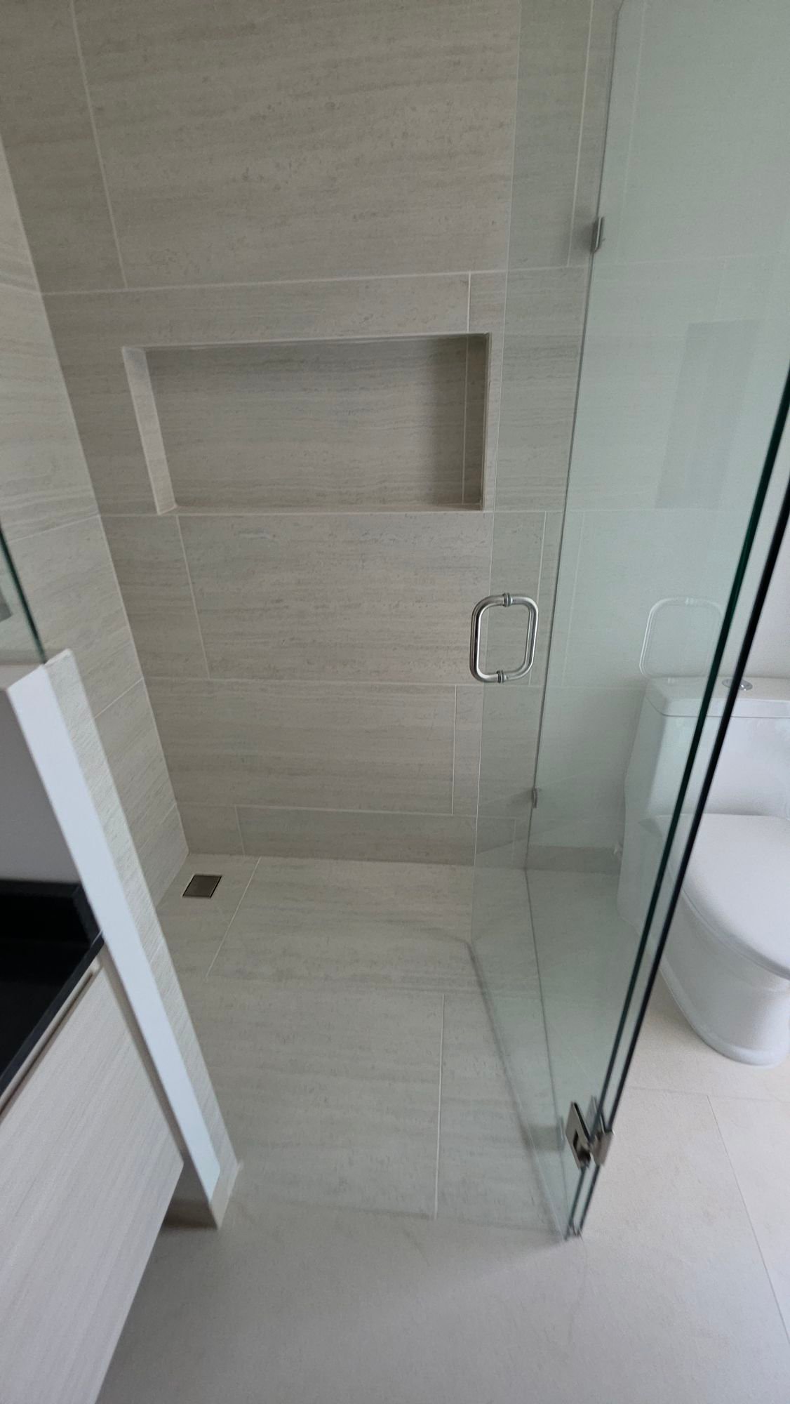 Regadera con cancel de cristal en baño de casa en venta Mayorca Residencial León