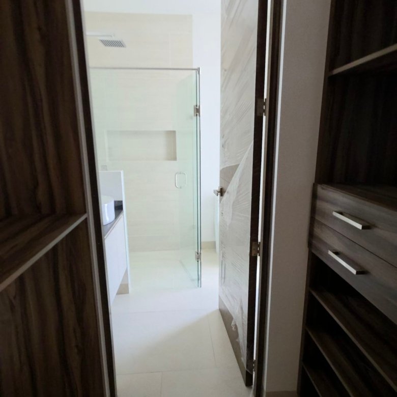 Vestidor y acceso a baño en casa en venta Mayorca Residencial León