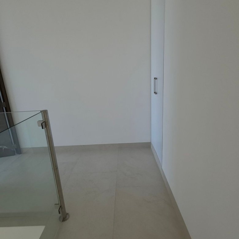 Pasillo distribuidor y barandal de cristal en casa en venta Mayorca Residencial León