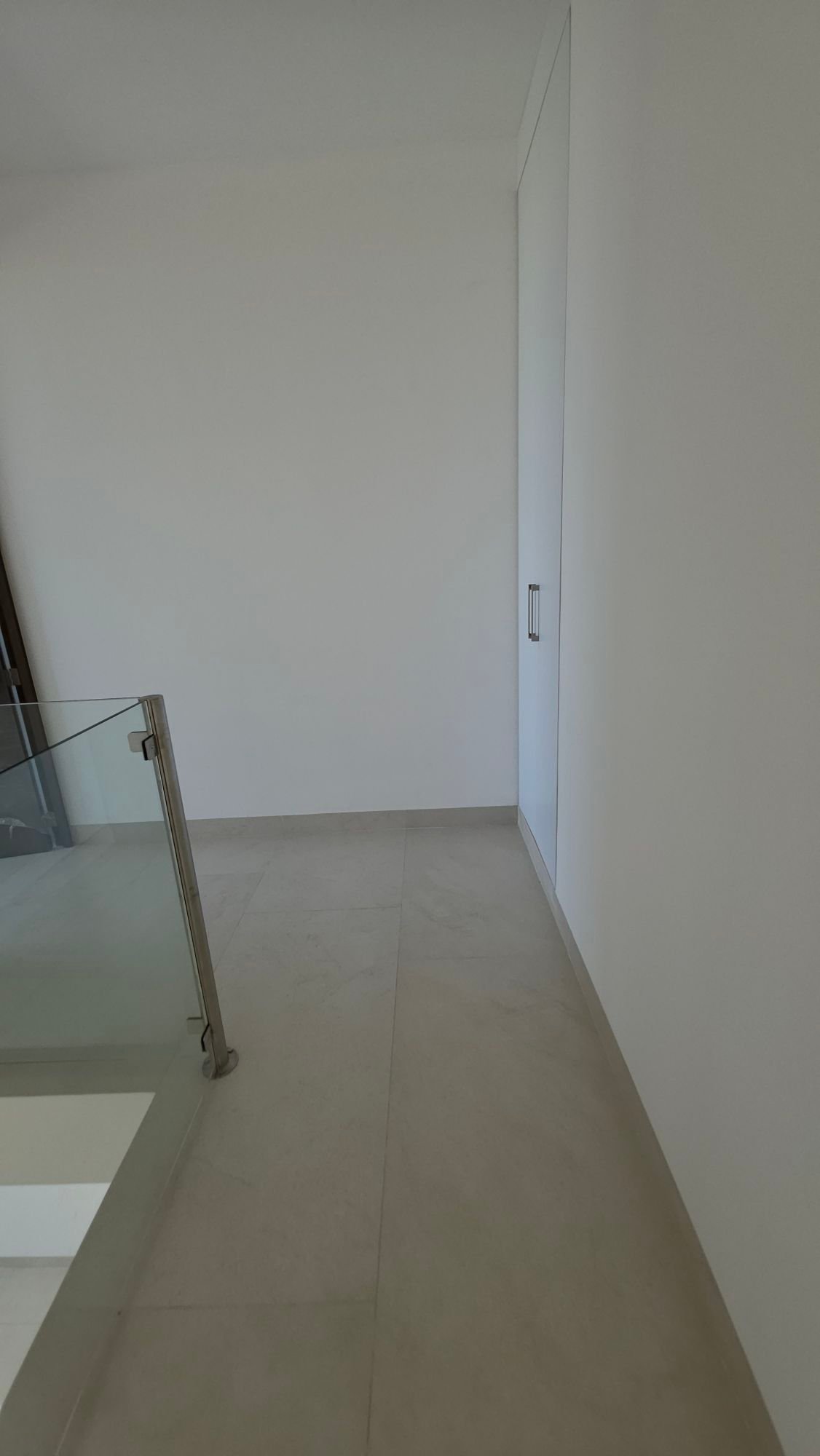 Pasillo distribuidor y barandal de cristal en casa en venta Mayorca Residencial León