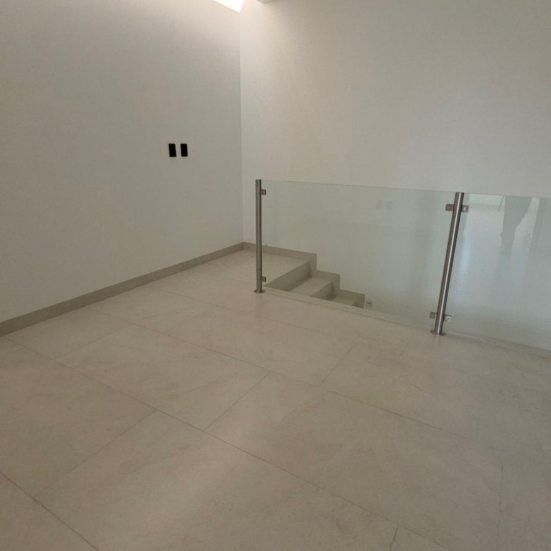 Vestíbulo superior e iluminación en casa en venta Mayorca Residencial León