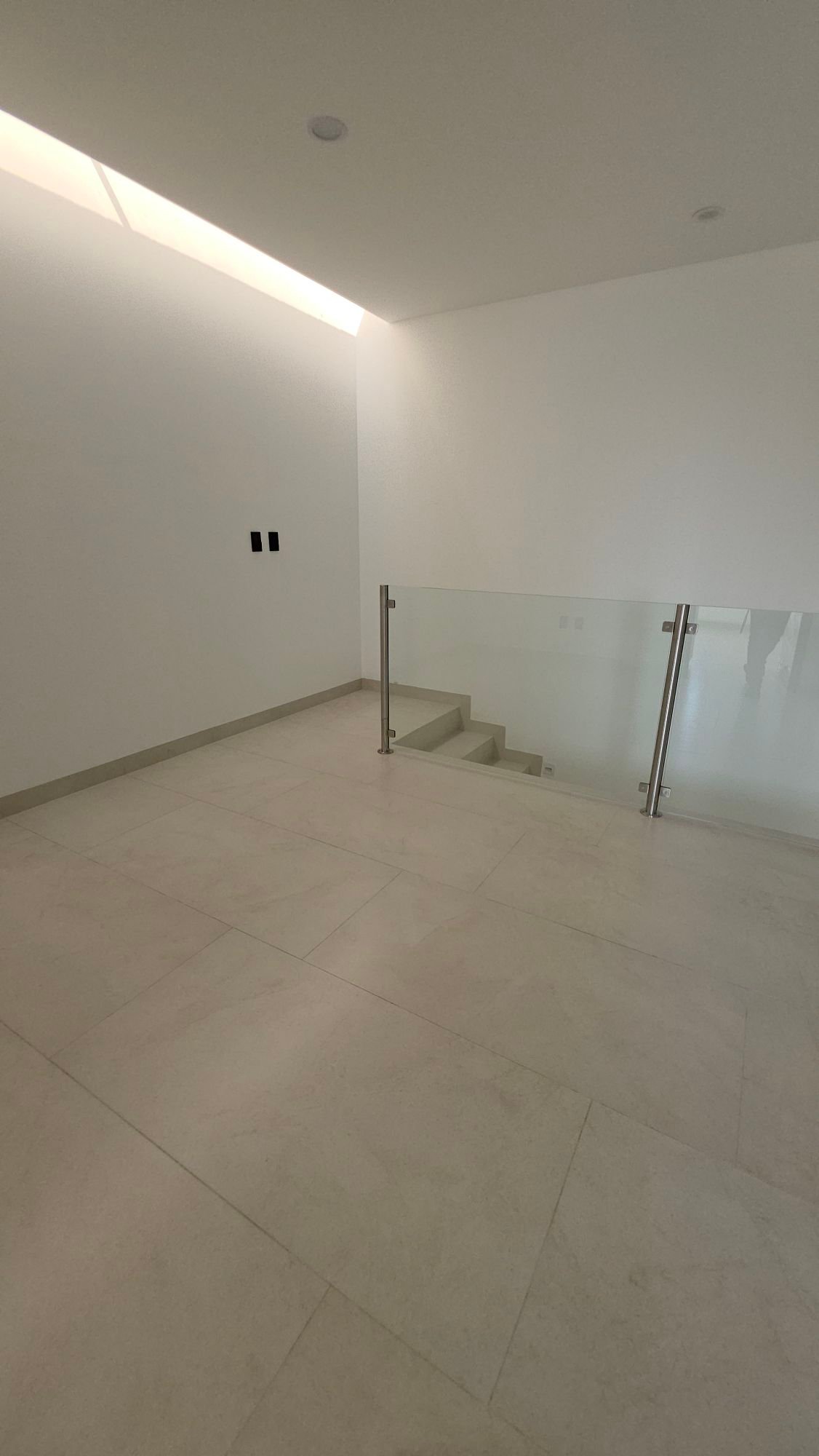Vestíbulo superior e iluminación en casa en venta Mayorca Residencial León
