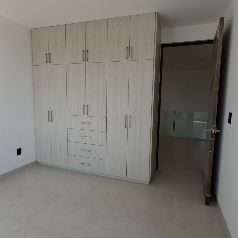 Clóset y puerta de acceso en recámara de casa en venta Mayorca Residencial León