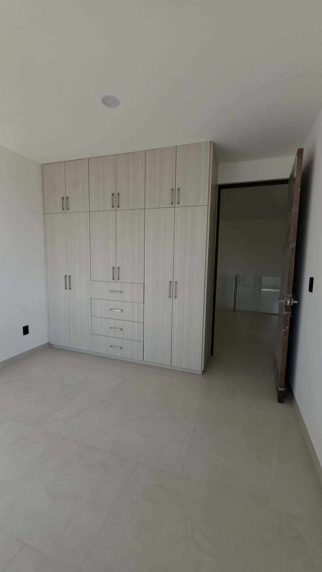 Clóset y puerta de acceso en recámara de casa en venta Mayorca Residencial León