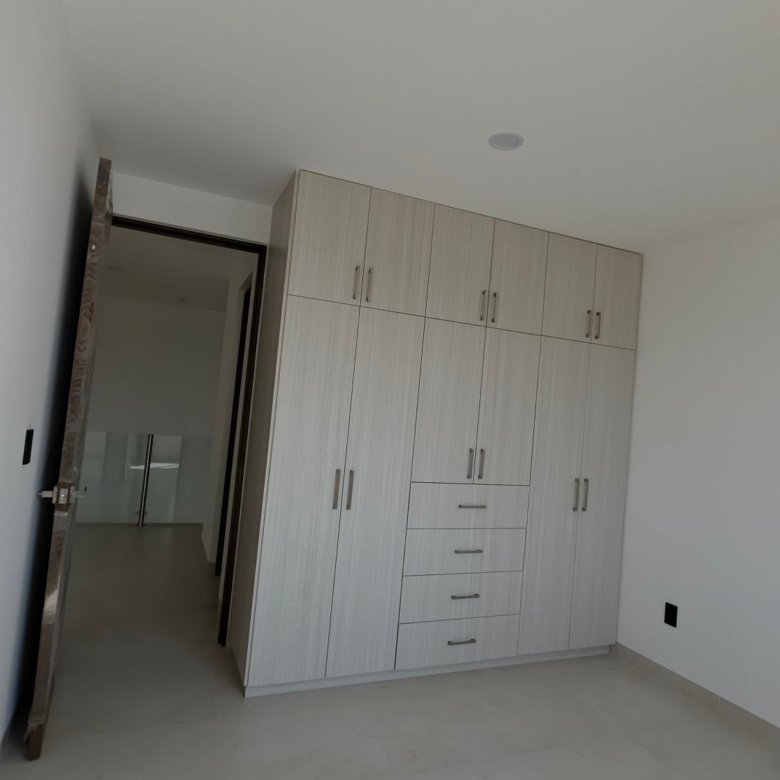 Clóset de madera en recámara de casa en venta Mayorca Residencial León