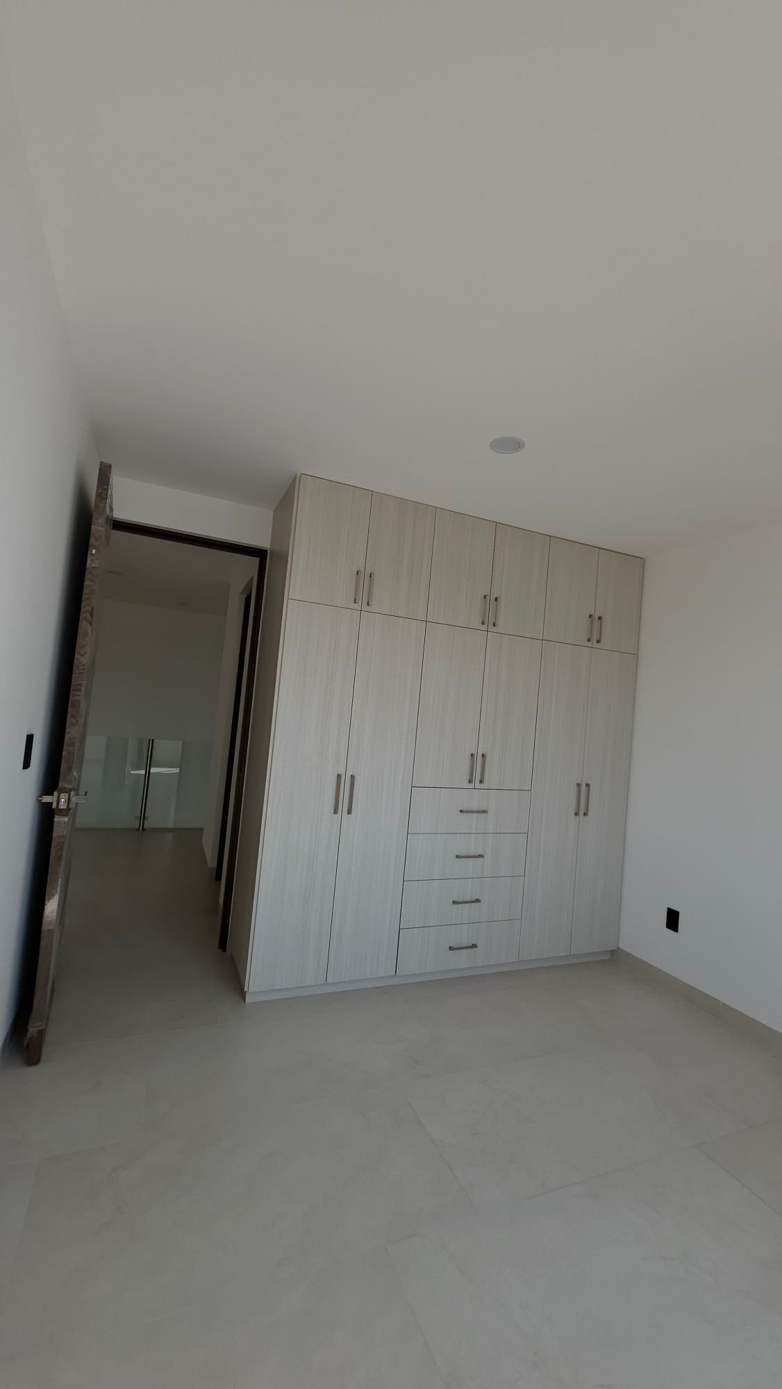 Clóset de madera en recámara de casa en venta Mayorca Residencial León