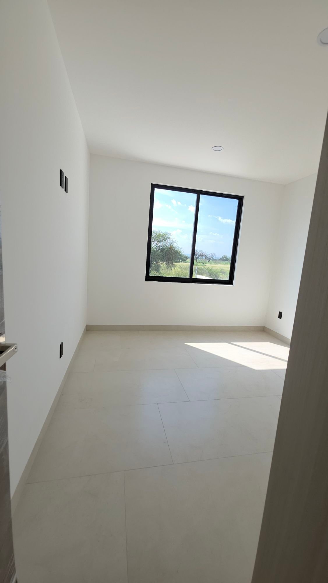 Recámara secundaria con iluminación en casa en venta Mayorca Residencial León