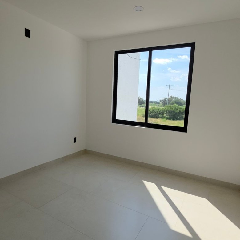 Recámara con ventana y vista exterior en casa en venta Mayorca Residencial León