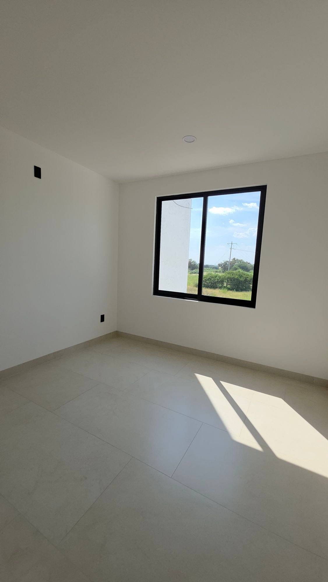 Recámara con ventana y vista exterior en casa en venta Mayorca Residencial León