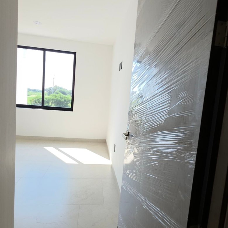 Recámara iluminada con ventana en casa en venta Mayorca Residencial León