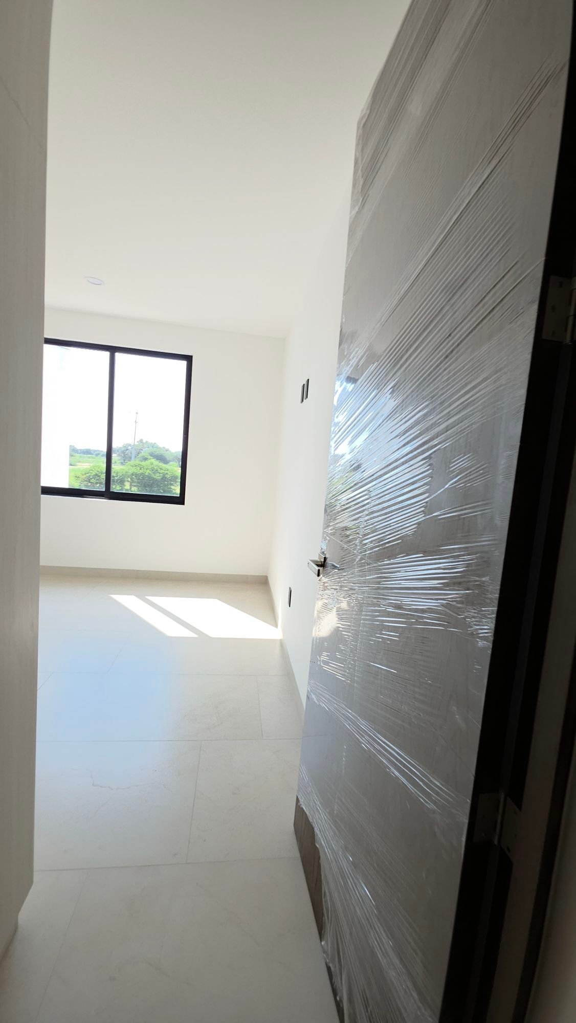 Recámara iluminada con ventana en casa en venta Mayorca Residencial León