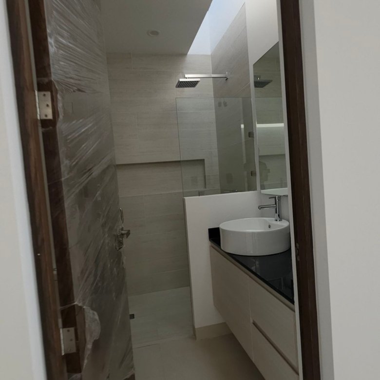 Acceso al baño principal en casa en venta Mayorca Residencial León