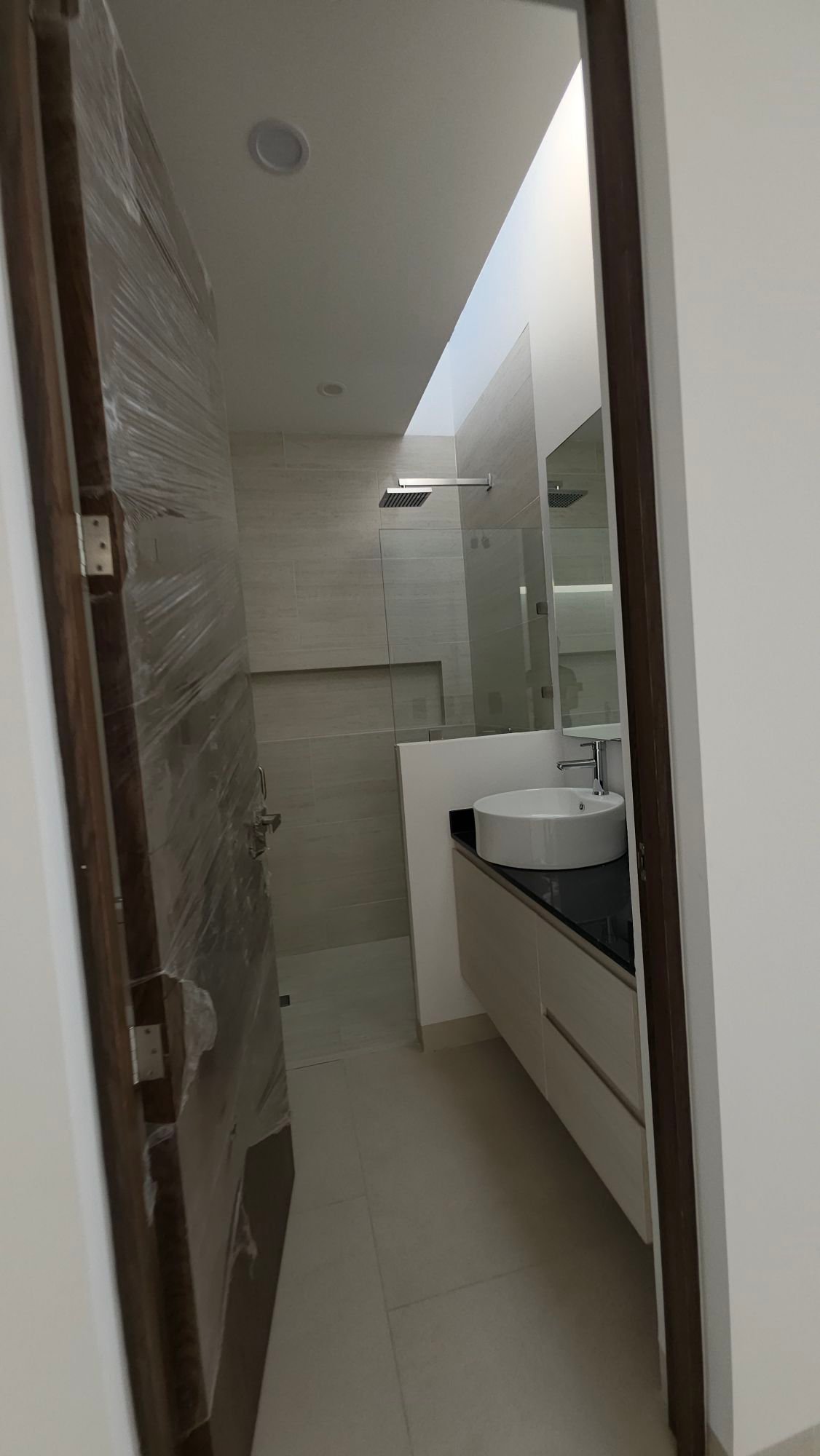 Acceso al baño principal en casa en venta Mayorca Residencial León