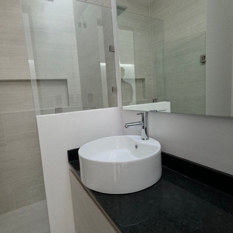 Baño completo y lavabo moderno en casa en venta Mayorca Residencial León