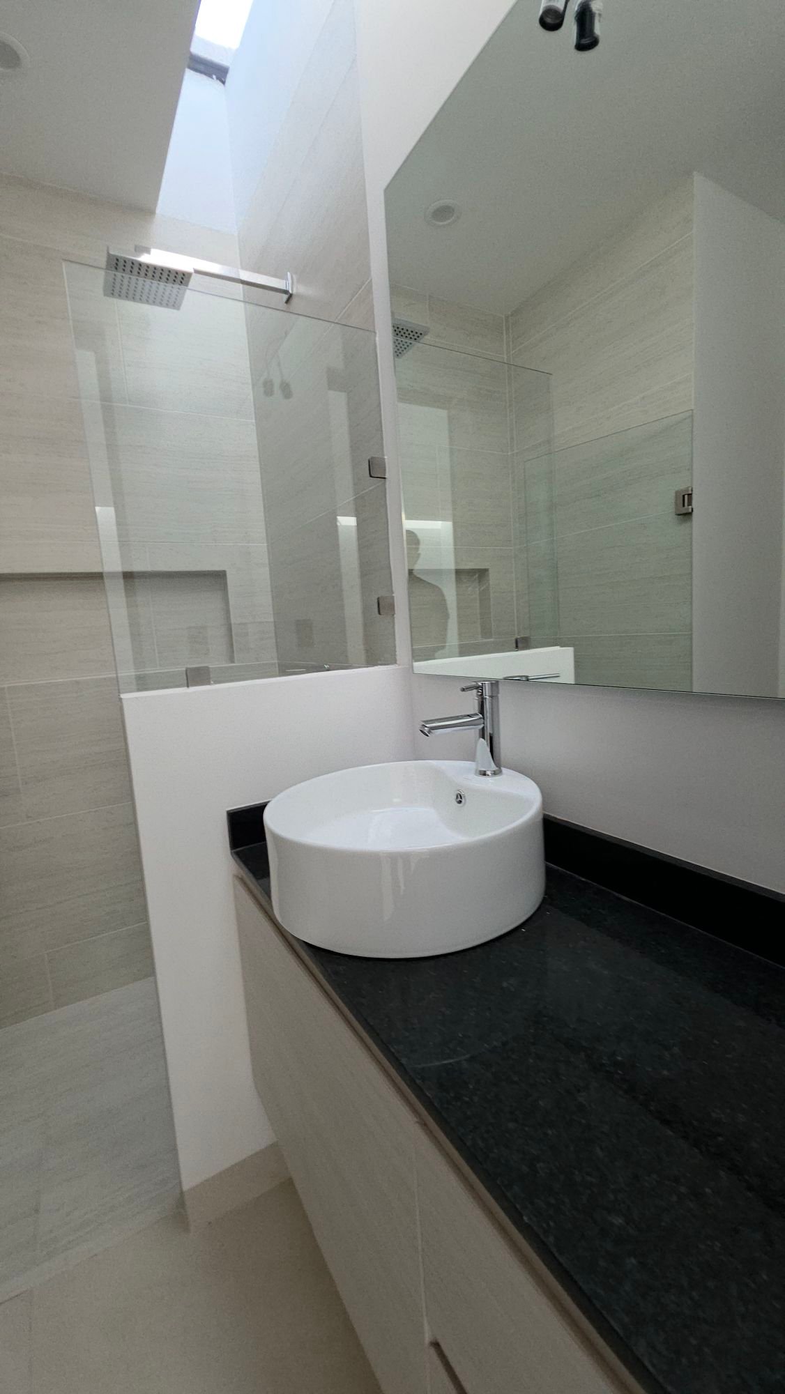 Baño completo y lavabo moderno en casa en venta Mayorca Residencial León