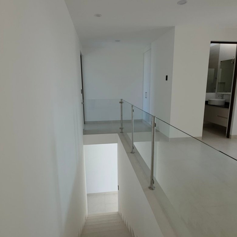 Pasillo superior y barandal de cristal en casa en venta Mayorca Residencial León