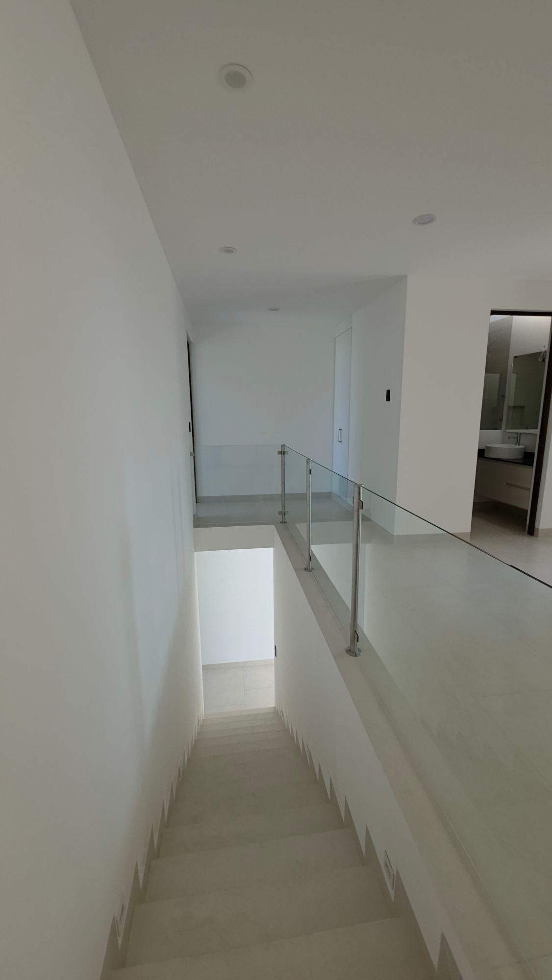 Pasillo superior y barandal de cristal en casa en venta Mayorca Residencial León