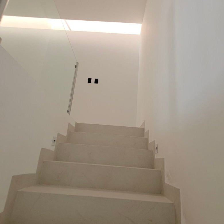 Detalle de escaleras y luz natural en casa en venta Mayorca Residencial León