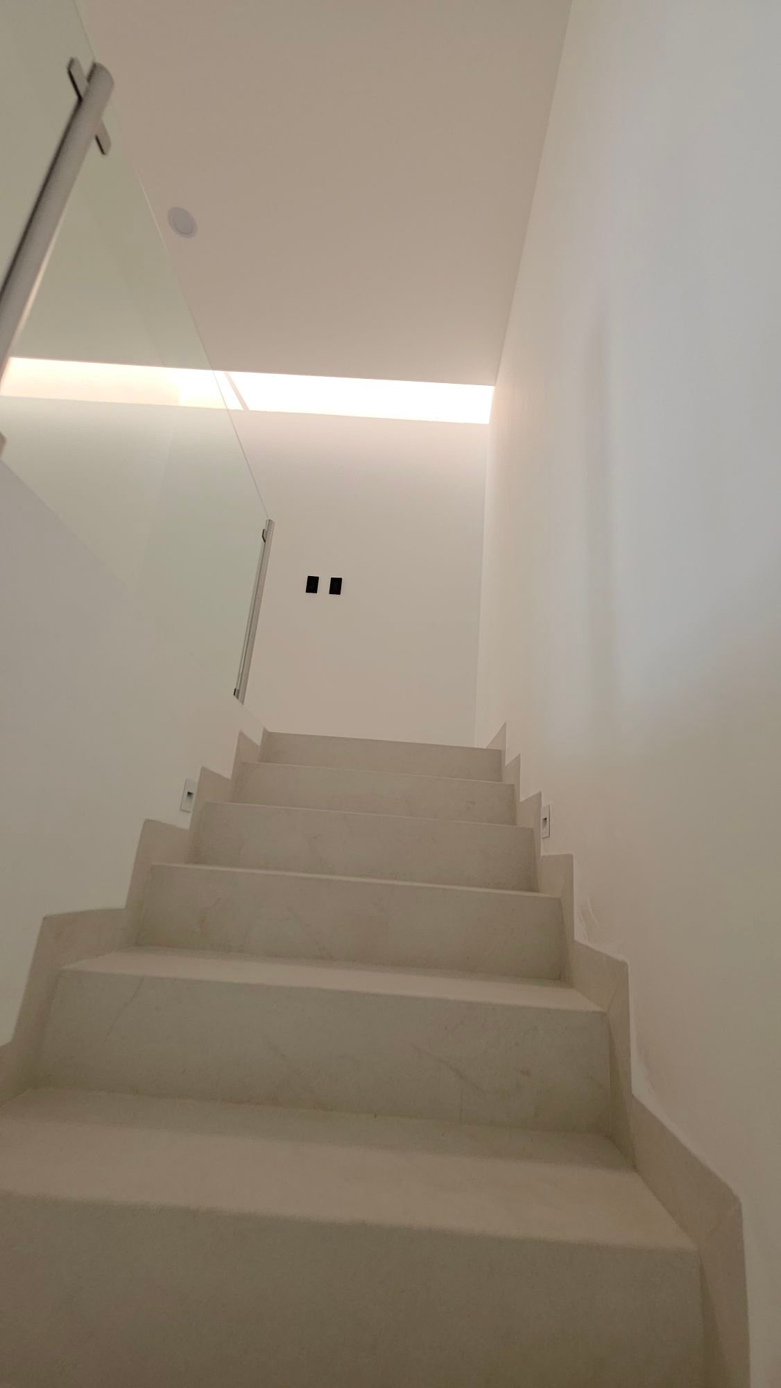 Detalle de escaleras y luz natural en casa en venta Mayorca Residencial León