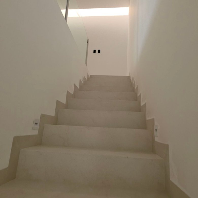 Escalera interior con iluminación de la casa en venta Mayorca Residencial León