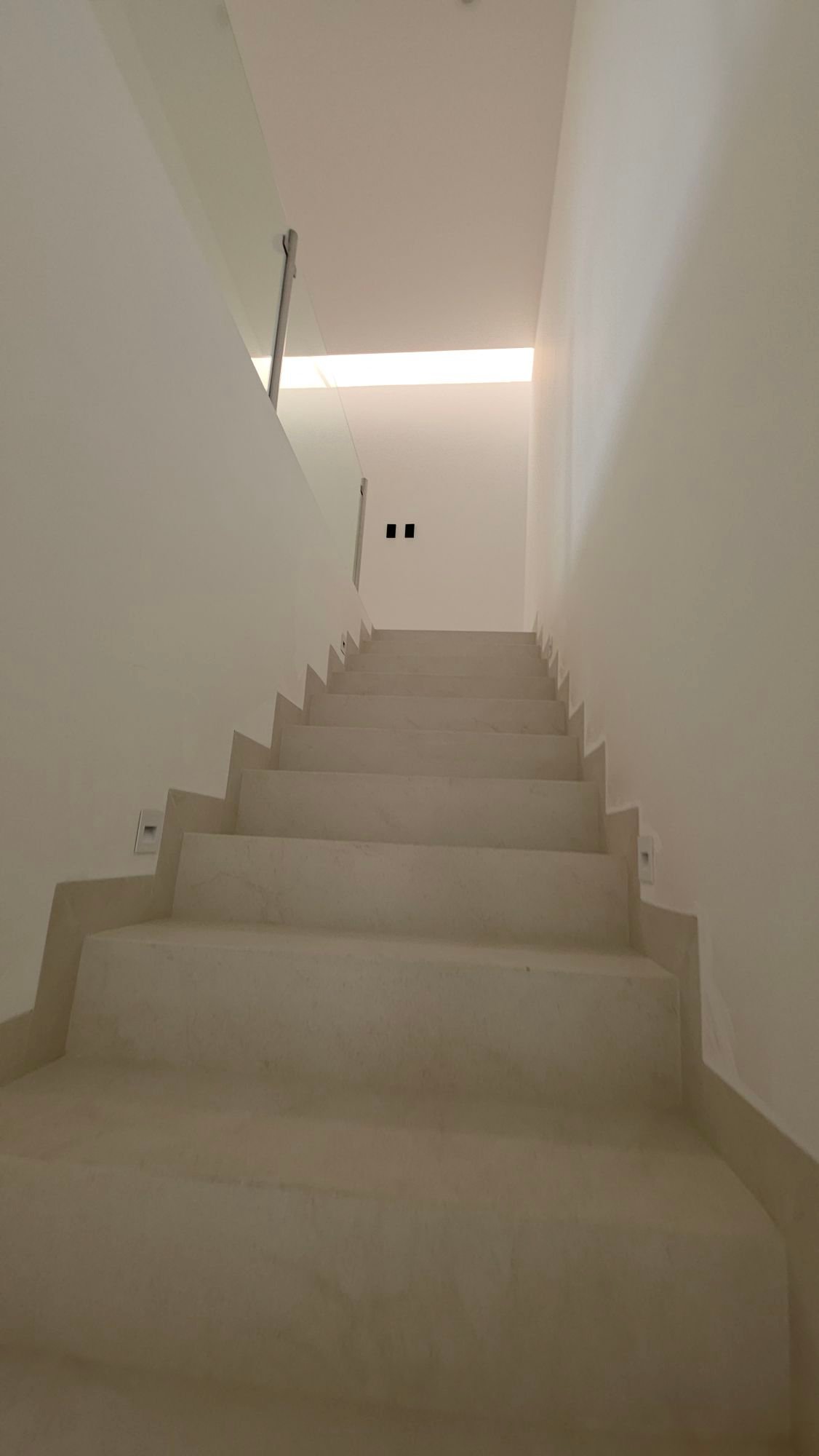 Escalera interior con iluminación de la casa en venta Mayorca Residencial León