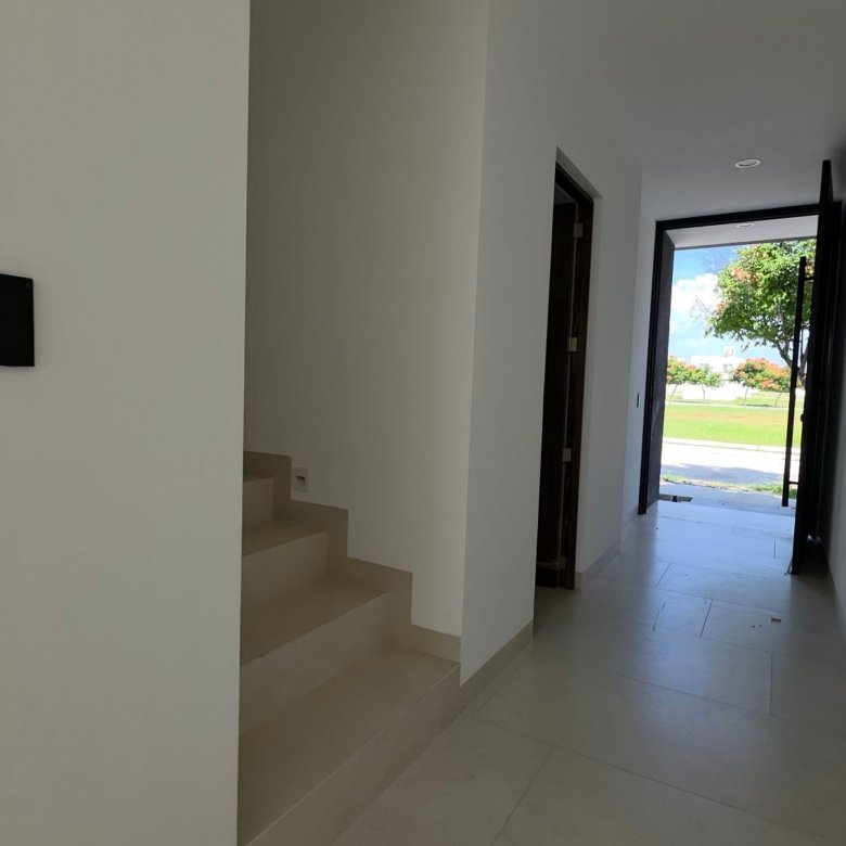 Vestíbulo, recibidor y escaleras en casa en venta Mayorca Residencial León