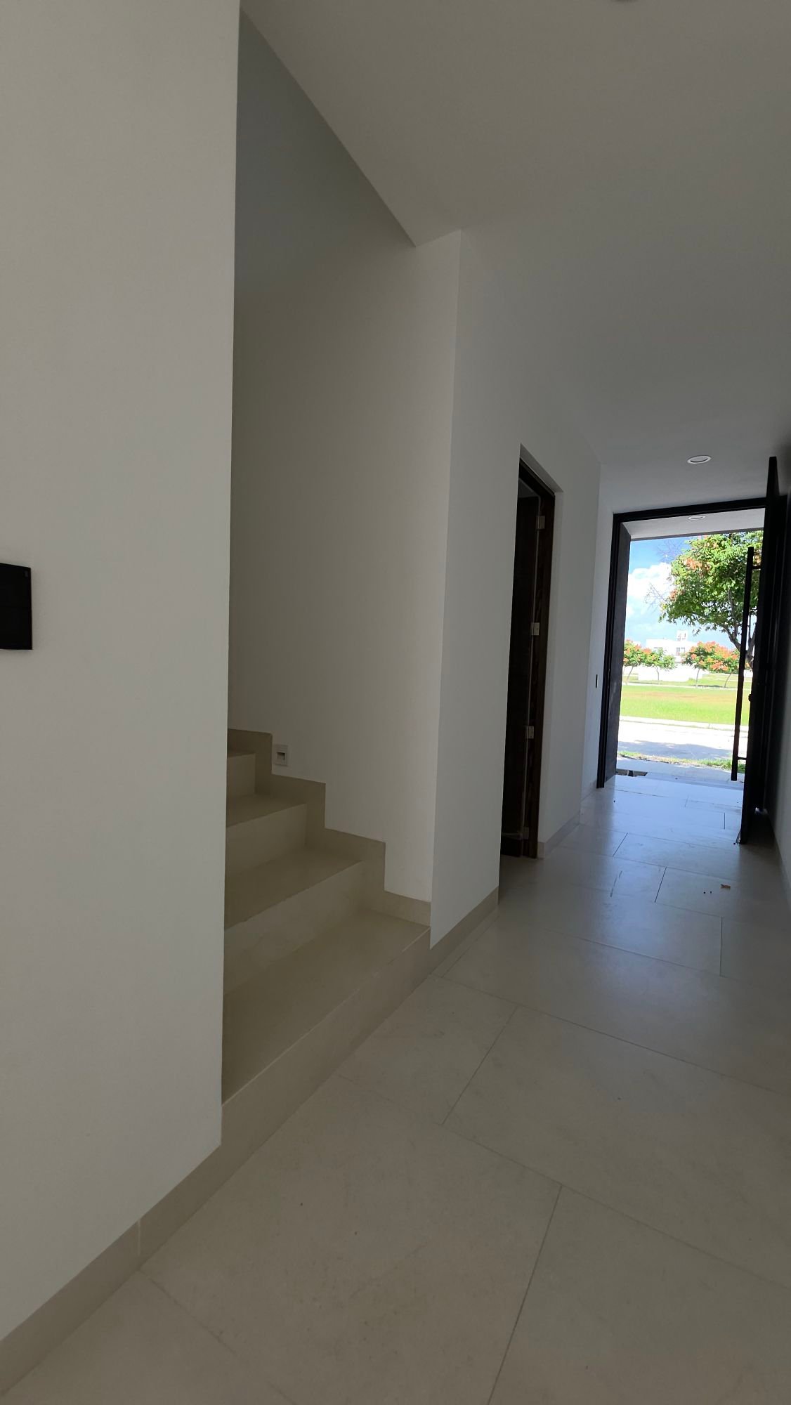 Vestíbulo, recibidor y escaleras en casa en venta Mayorca Residencial León