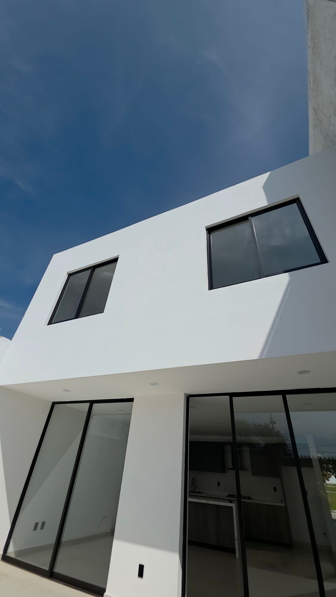 Fachada posterior y ventanales de casa en venta Mayorca Residencial León