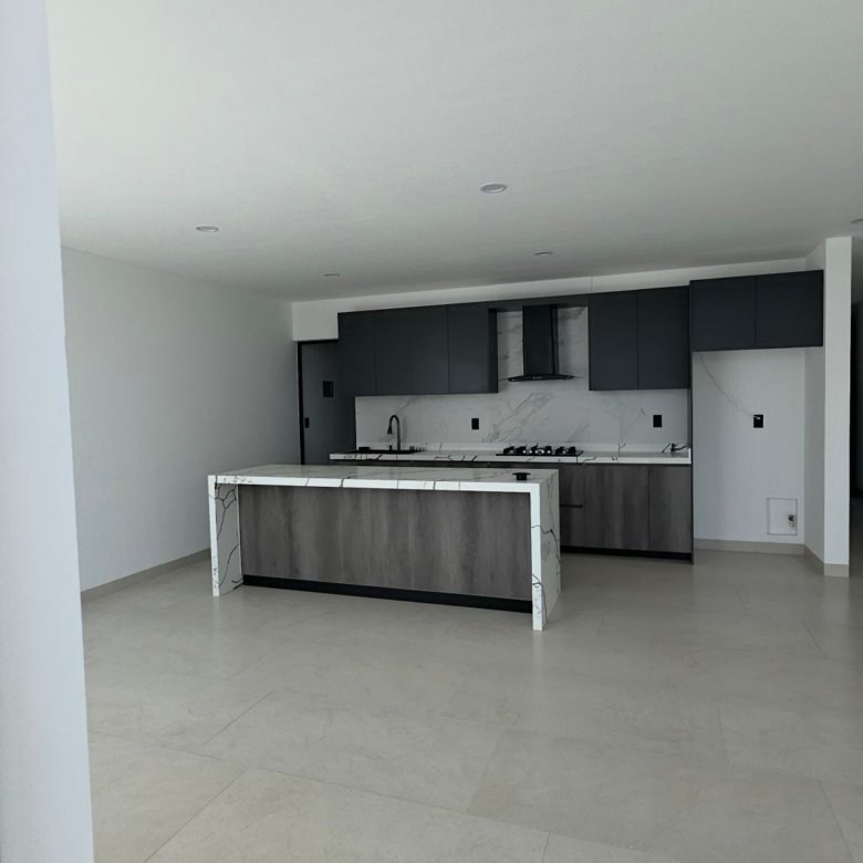 Vista general de cocina abierta en casa en venta Mayorca Residencial León