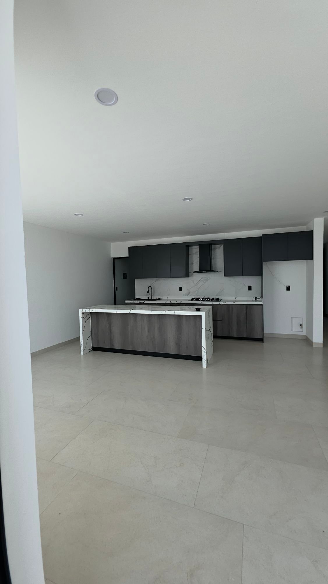 Vista general de cocina abierta en casa en venta Mayorca Residencial León