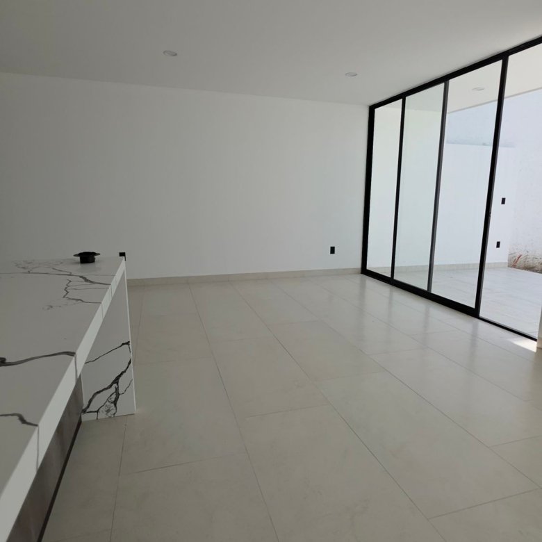 Área social y ventanales de la casa en venta Mayorca Residencial León