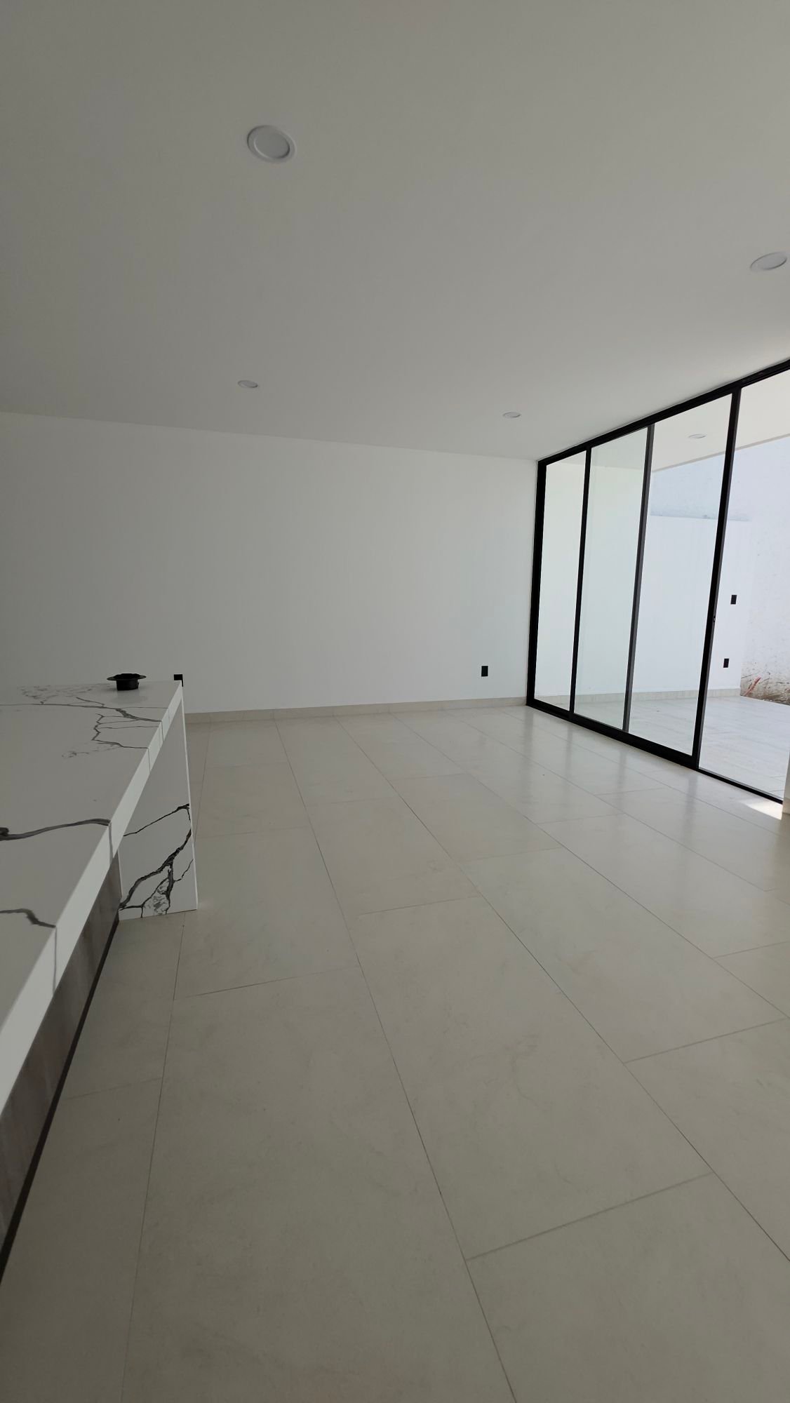 Área social y ventanales de la casa en venta Mayorca Residencial León