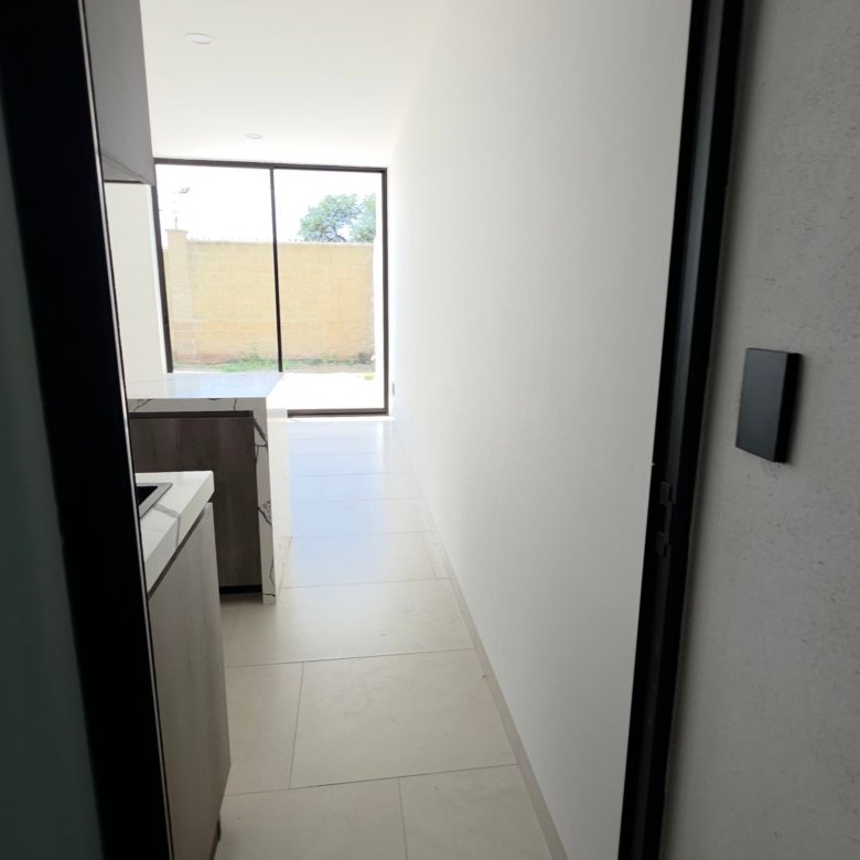 Pasillo interior y distribución de espacios en casa en venta Mayorca Residencial León