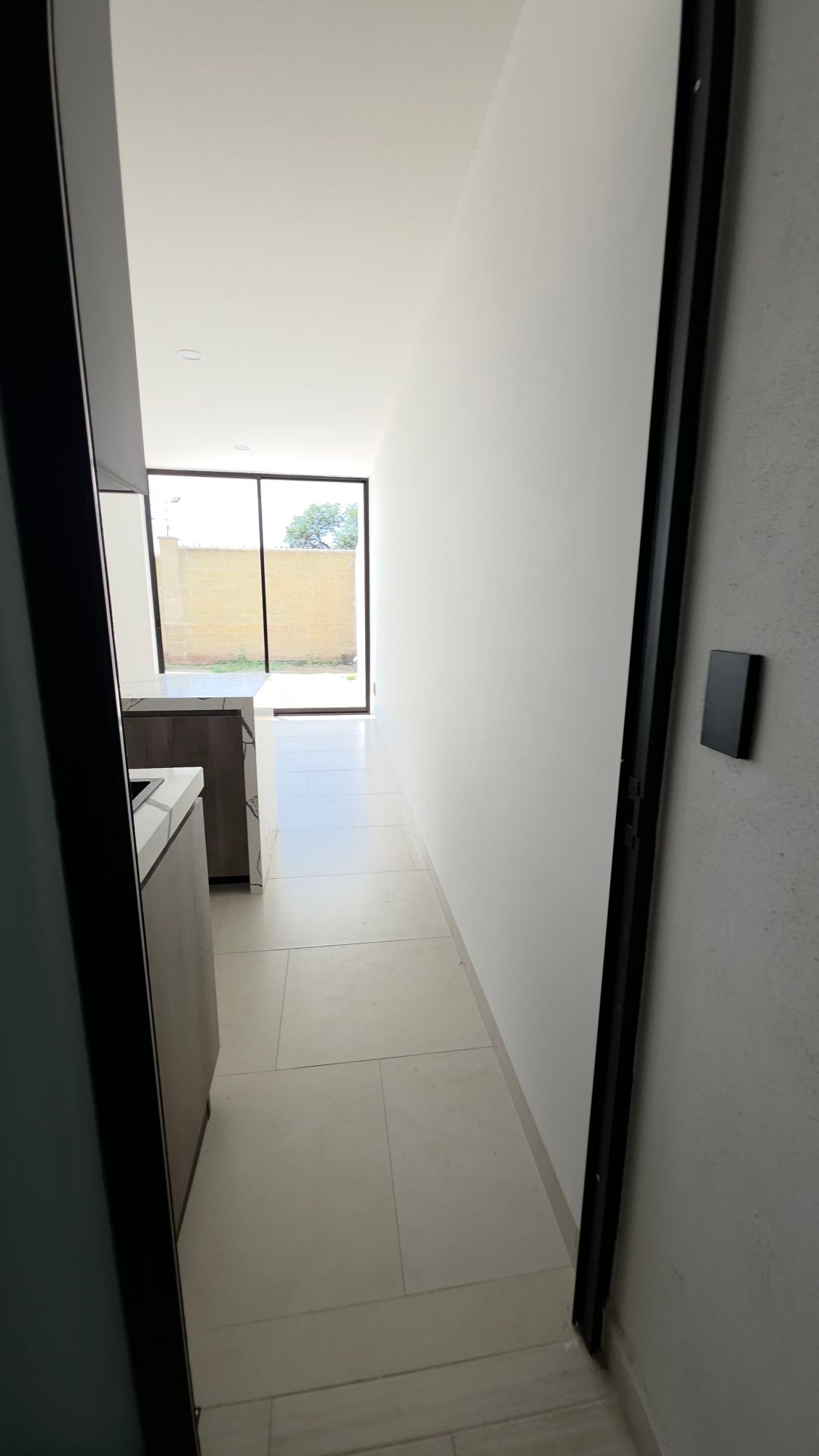 Pasillo interior y distribución de espacios en casa en venta Mayorca Residencial León