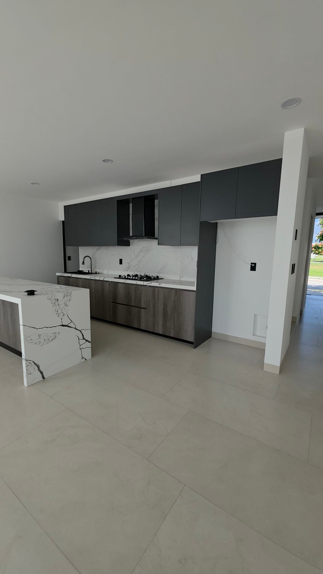 Isla y barra de cocina integral en casa en venta Mayorca Residencial León