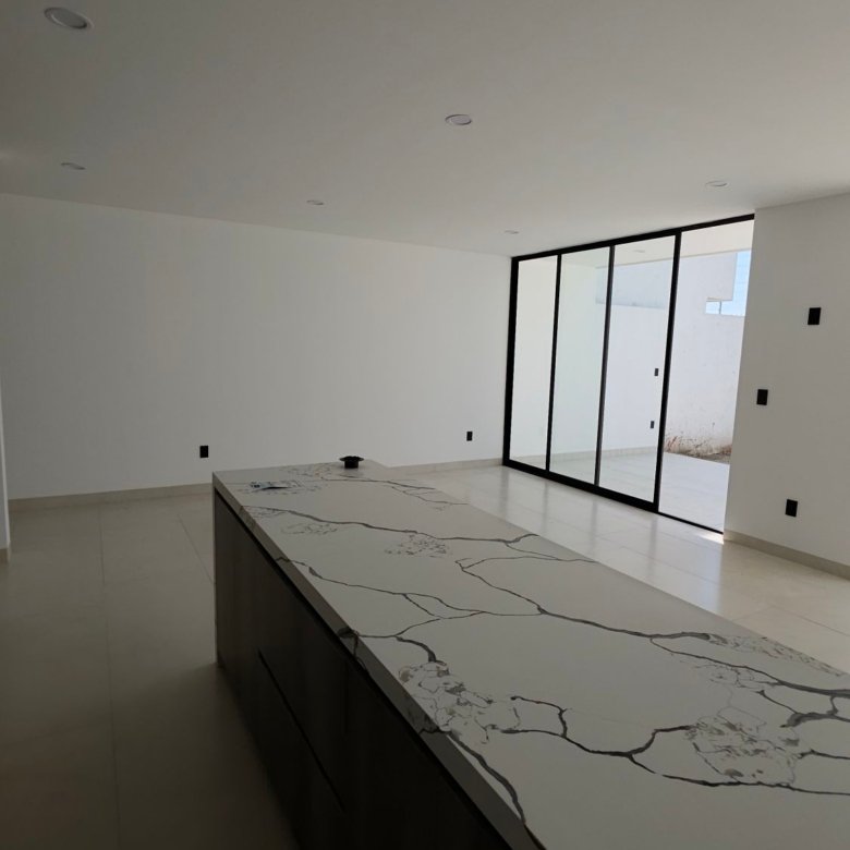 Isla y barra de cocina integral en casa en venta Mayorca Residencial León