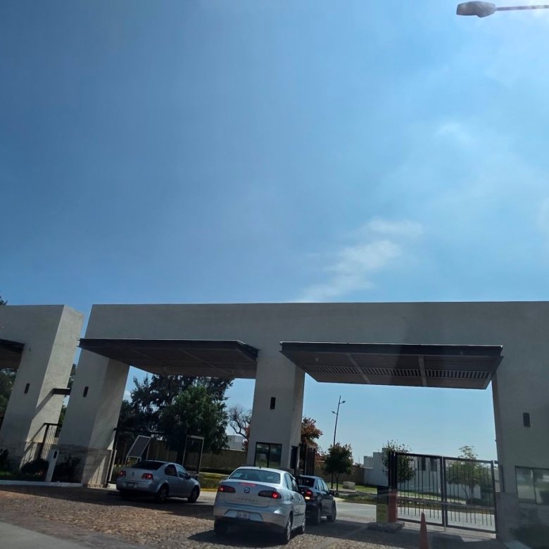 Acceso principal y caseta de vigilancia de Mayorca Residencial en León Gto