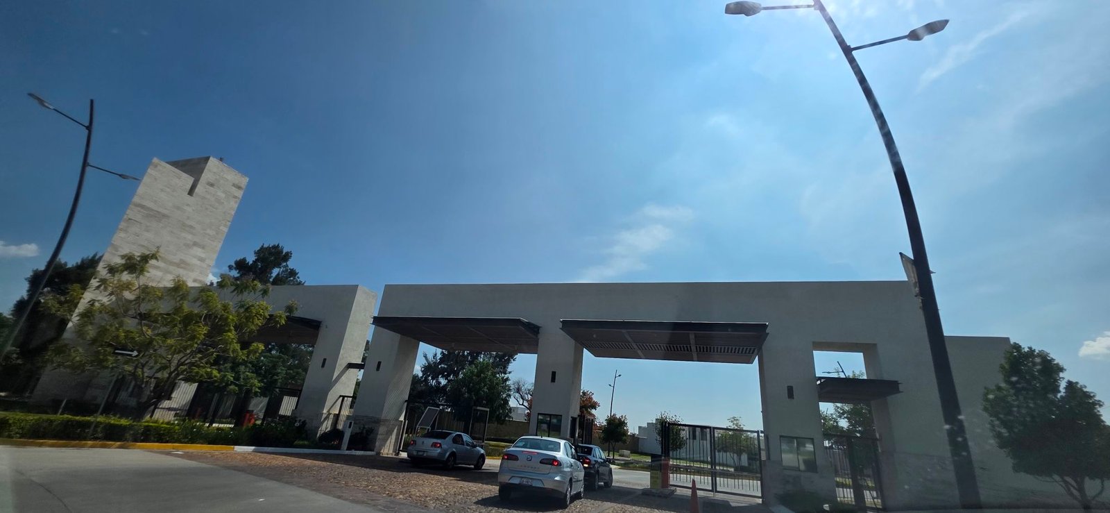 Acceso principal y caseta de vigilancia de Mayorca Residencial en León Gto