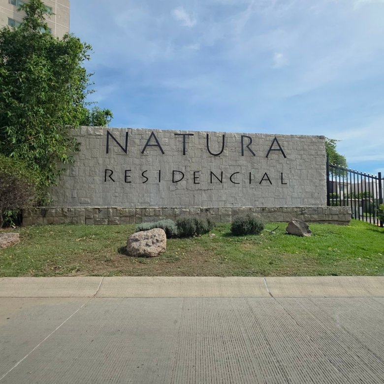 Aquí tienes una opción breve y directa: **"Inmobiliaria León Guanajuato: Casas y propiedades en venta."**