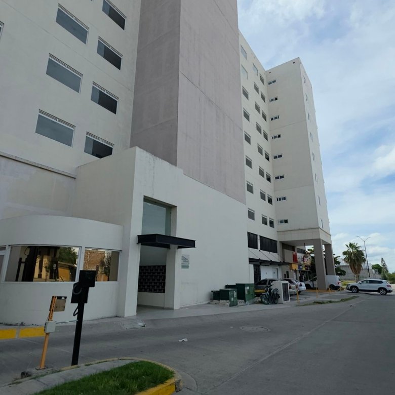 Aquí tienes una opción breve y directa: **"Inmobiliaria León Guanajuato: Casas y departamentos en venta y renta."**