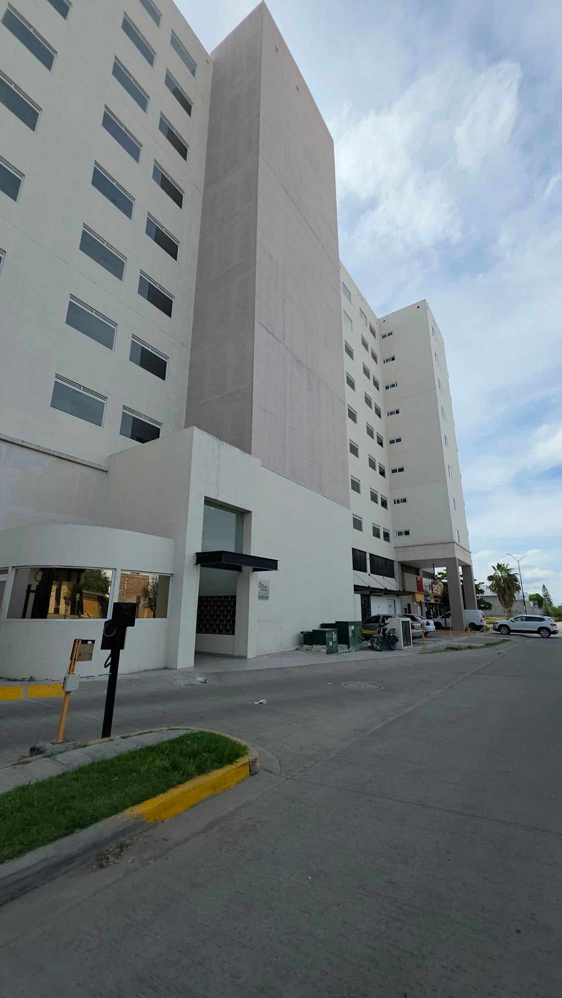 Aquí tienes una opción breve y directa: **"Inmobiliaria León Guanajuato: Casas y departamentos en venta y renta."**