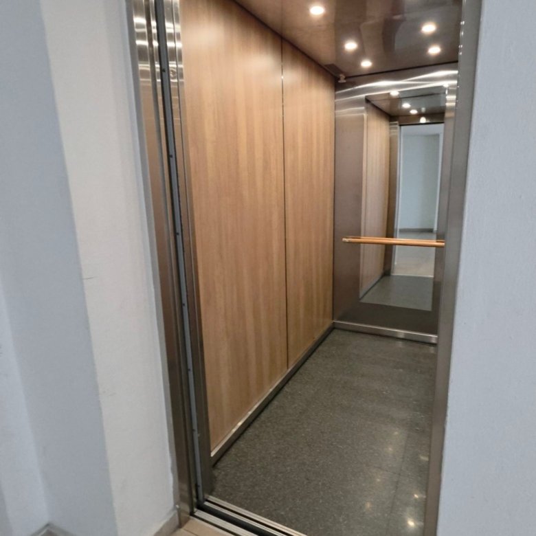 Dado que no puedo ver la imagen, te ofrezco una opción optimizada asumiendo que muestra una propiedad residencial. Adapta la descripción si la imagen es de un tipo de inmueble muy específico (ej. apartamento, local comercial): **ALT:** `Casa en venta en León, Guanajuato.` **¿Por qué es óptimo?** Es conciso, incluye la ubicación geográfica clave (`León, Guanajuato`) y el término de búsqueda principal (`Casa en venta`), ideal para SEO local inmobiliario.
