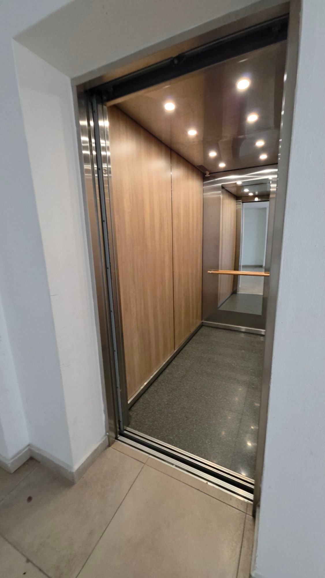 Dado que no puedo ver la imagen, te ofrezco una opción optimizada asumiendo que muestra una propiedad residencial. Adapta la descripción si la imagen es de un tipo de inmueble muy específico (ej. apartamento, local comercial): **ALT:** `Casa en venta en León, Guanajuato.` **¿Por qué es óptimo?** Es conciso, incluye la ubicación geográfica clave (`León, Guanajuato`) y el término de búsqueda principal (`Casa en venta`), ideal para SEO local inmobiliario.