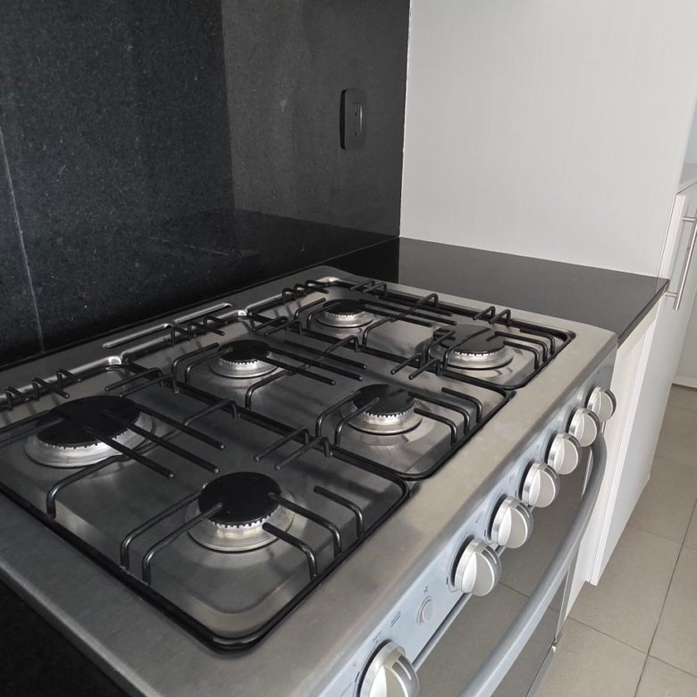 Dado que no puedo ver la imagen, te daré una opción genérica pero optimizada que puedes ajustar ligeramente según lo que realmente muestre la foto: **ALT:** "Casa moderna en venta en León, Guanajuato - Inmobiliaria local." **Explicación:** * **"Casa moderna"**: Describe el contenido visual de manera atractiva. Si fuera un departamento o terreno, se cambiaría. * **"en venta"**: Indica la intención comercial. * **"León, Guanajuato"**: Ubicación específica para SEO local. * **"Inmobiliaria local"**: Refuerza la búsqueda local y el nicho.