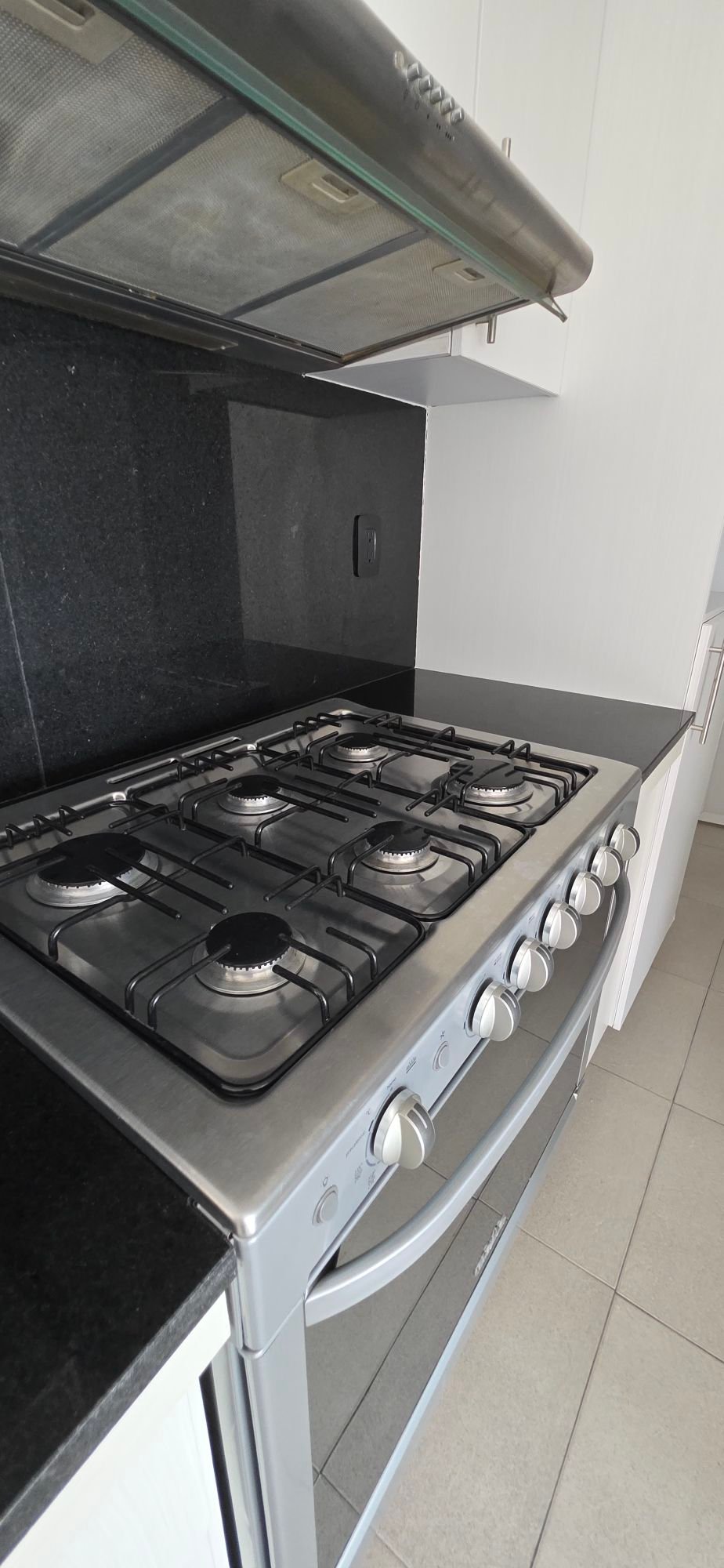 Dado que no puedo ver la imagen, te daré una opción genérica pero optimizada que puedes ajustar ligeramente según lo que realmente muestre la foto: **ALT:** "Casa moderna en venta en León, Guanajuato - Inmobiliaria local." **Explicación:** * **"Casa moderna"**: Describe el contenido visual de manera atractiva. Si fuera un departamento o terreno, se cambiaría. * **"en venta"**: Indica la intención comercial. * **"León, Guanajuato"**: Ubicación específica para SEO local. * **"Inmobiliaria local"**: Refuerza la búsqueda local y el nicho.