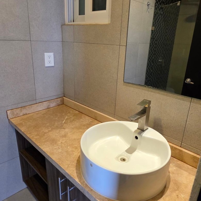 Aquí tienes algunas opciones, elige la que mejor se adapte a la imagen: 1. **"Casa en venta León, Guanajuato | Inmobiliaria local Gto."** 2. **"Propiedad inmobiliaria León, Gto. Venta casas Guanajuato."** 3. **"Bienes raíces León, Guanajuato. Invierte en Gto."**