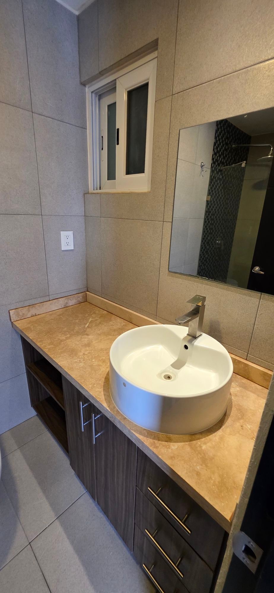 Aquí tienes algunas opciones, elige la que mejor se adapte a la imagen: 1. **"Casa en venta León, Guanajuato | Inmobiliaria local Gto."** 2. **"Propiedad inmobiliaria León, Gto. Venta casas Guanajuato."** 3. **"Bienes raíces León, Guanajuato. Invierte en Gto."**