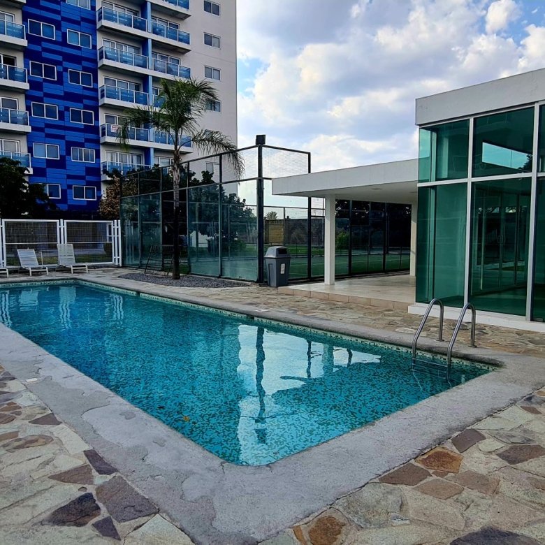 Aquí tienes una opción breve y directa: **"Casa en venta en León, Guanajuato."** *(Puedes adaptar "Casa" por "Departamento", "Terreno" o "Propiedad" y "venta" por "renta" si la imagen y el objetivo son diferentes.)*